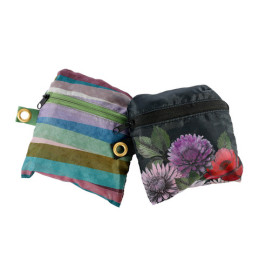 Mochila reutilizable Artebene negra multicolor con estampado floral plegada