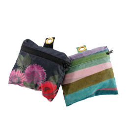Bolsa reutilizable Artebene negra multicolor con estampado floral plegada
