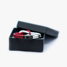 Pulsera Athletic Club roja y blanca de cuero trenzado con nudo marinero en caja de producto oficial