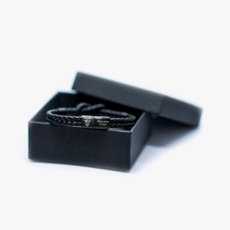 Pulsera Athletic Club negra de cuero trenzado con nudo marinero de chico en caja de producto oficial