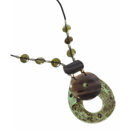 Collar Largo Ajustable Tantrend  Verde Caqui detalle pieza central
