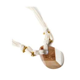 Collar Geométrico Tantrend Madera, Resina y Nudos detalle