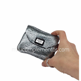 Monedero Piel Caramelo Brisa Plata Solapa tamaño real