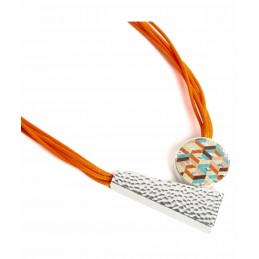 Detalle de collar Tantrend Imán Naranja Plateado