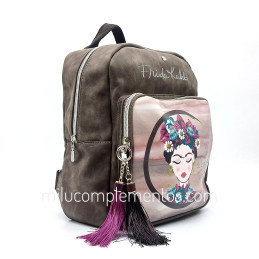 Mochila Frida Kahlo color marrón otoño invierno 2024 2025