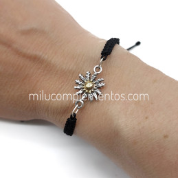 Pulsera Eguzkilore envejecida de plata con centro dorado de ley 925 de hilo color negro tamaño real