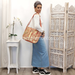 Bolso bandolera Simosastre color coral de mujer de la colección Briana tamaño real