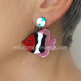 Pendientes metacrilato PEZ RAYA ROSA efecto espejo en oreja