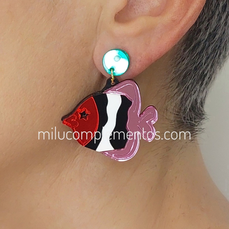 Pendientes metacrilato PEZ RAYA ROSA efecto espejo en oreja