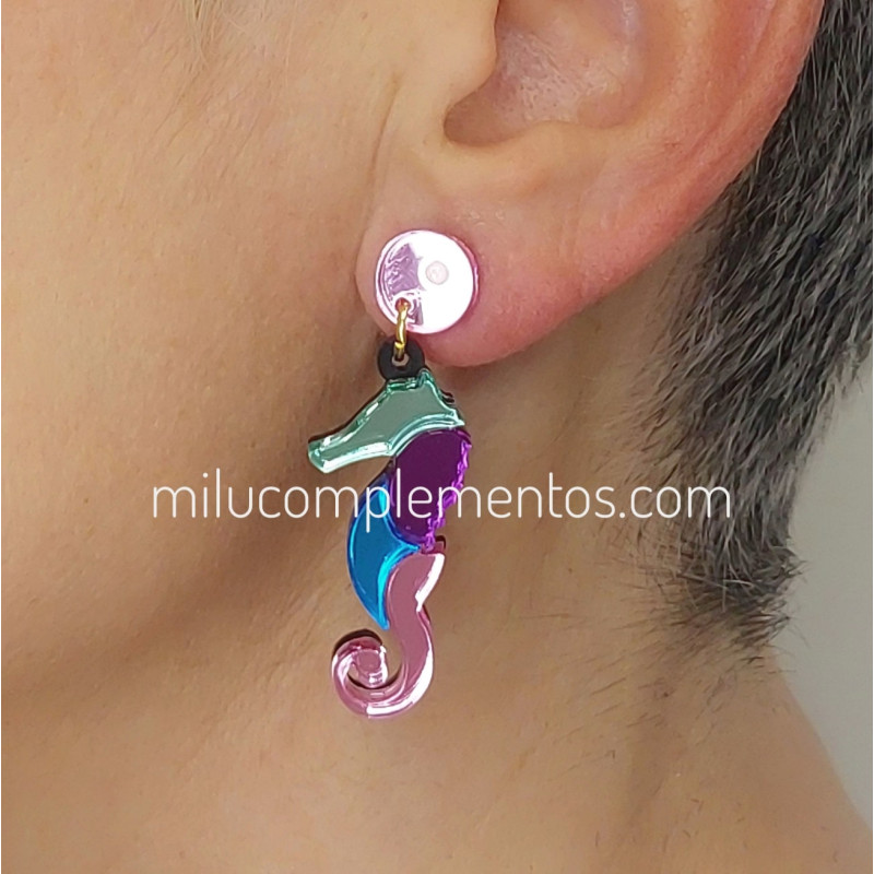 Pendientes metacrilato CABALLITO DE MAR ROSA efecto espejo en oreja