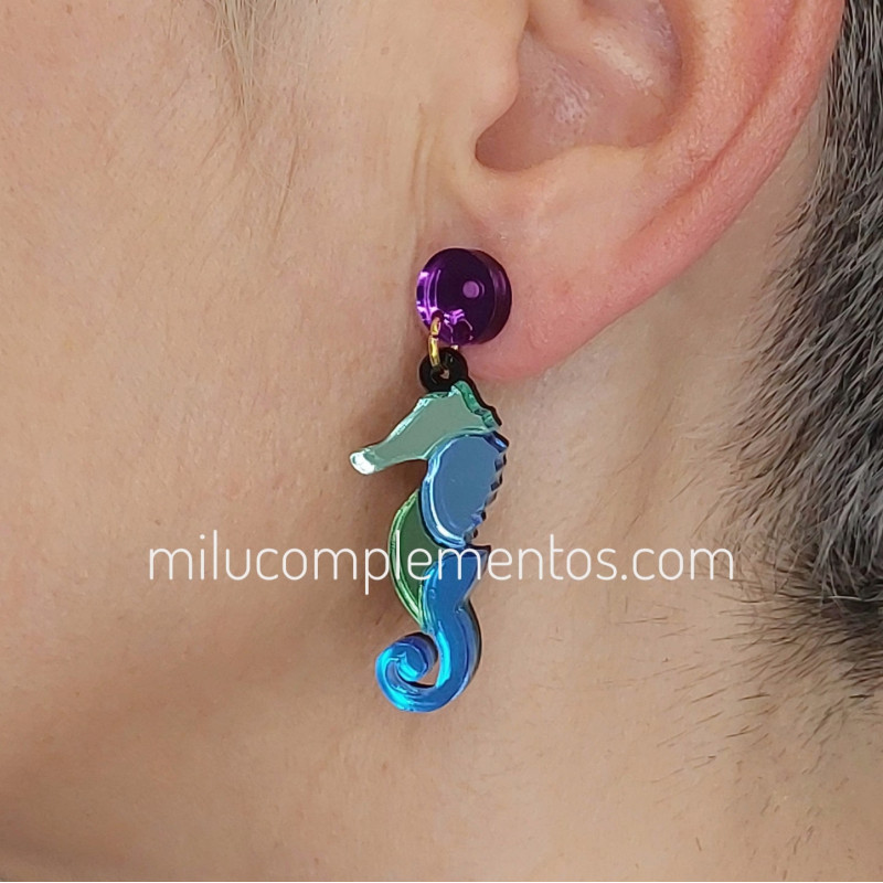 Pendientes metacrilato CABALLITO DE MAR TURQUESA efecto espejo en oreja