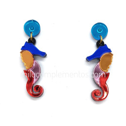 Pendientes metacrilato CABALLITO DE MAR CORAL efecto espejo sobre fondo blanco