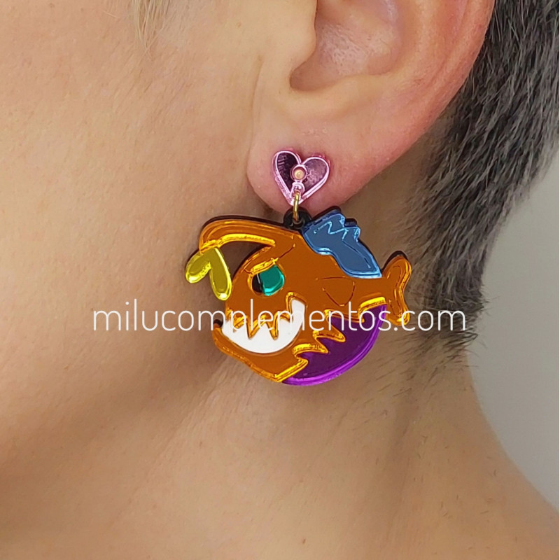 Pendientes metacrilato PEZ DIABLO NARANJA efecto espejo en oreja