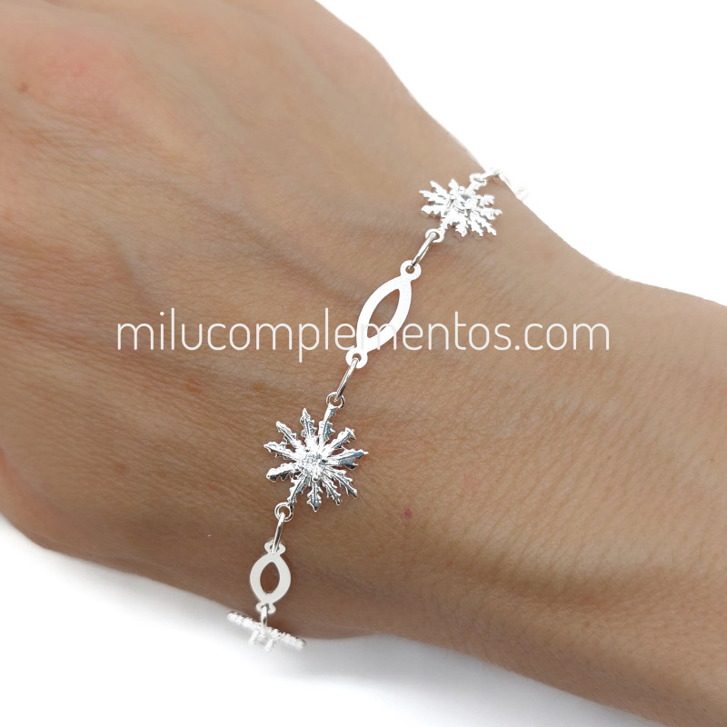 Pulsera Eguzkilore de plata de ley 925 en muñeca con circonitas blancas