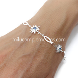 Pulsera Eguzkilore de plata de ley 925 en mano nueva colección con circonitas azules