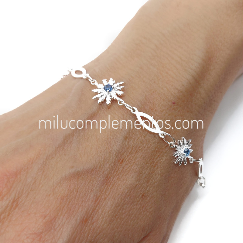 Pulsera Eguzkilore de plata de ley 925 en mano nueva colección con circonitas azules
