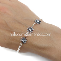 Pulsera Eguzkilore envejecida de plata de ley 925 en mano con circonitas blancas