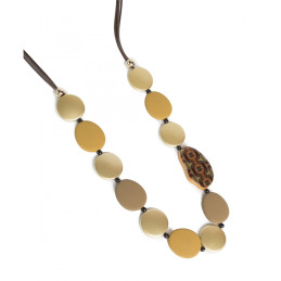 Collar largo Tantrend tonos mostazas, beiges y dorados nueva temporada otoño invierno 2025 2026