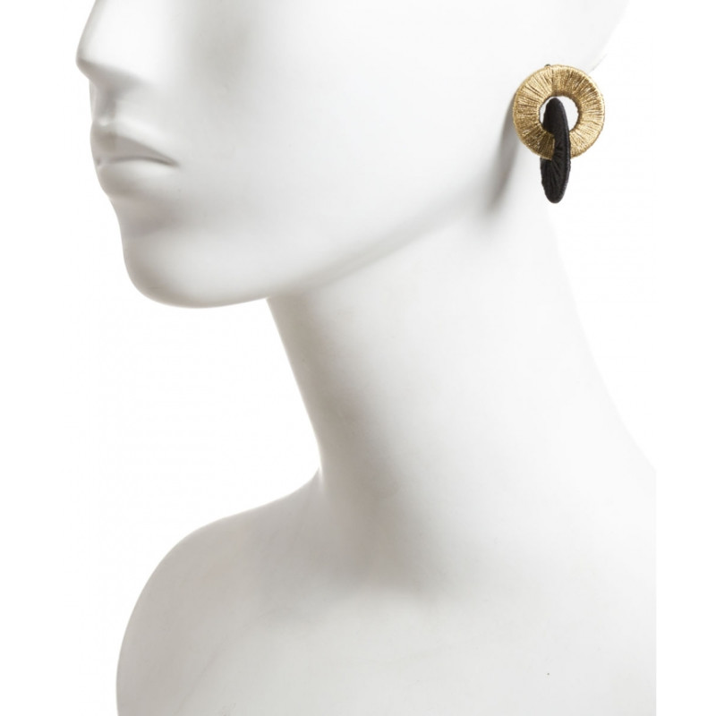 Pendientes Tantrend color negro/dorado en oreja